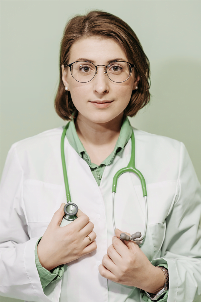 médica com cabelos curtos e óculos
