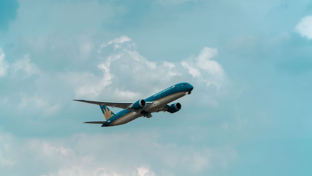 Céu com avião decolando